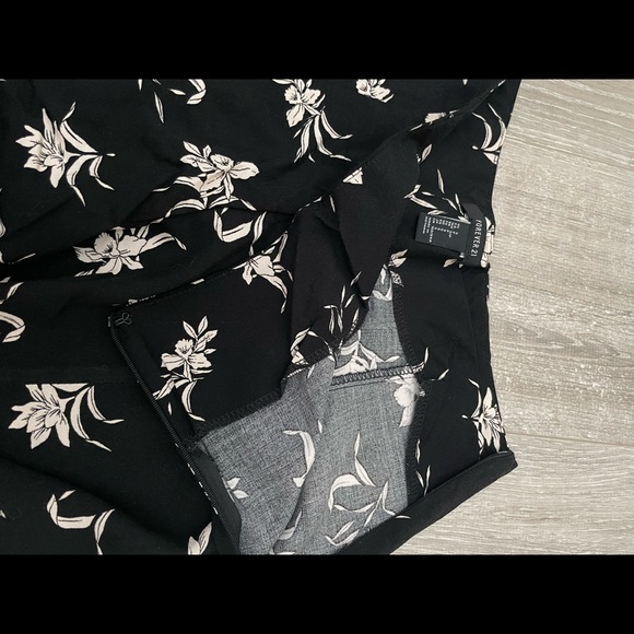 Shorts with side zipper - Picture 3 of 3